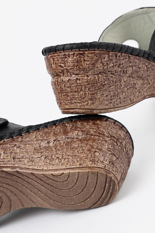 Šľapky na platforme s výrezmi čierne