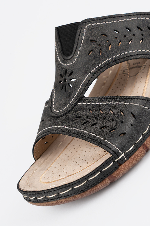 Šľapky na platforme čiernej farby