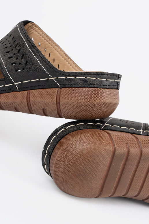 Šľapky na platforme čiernej farby