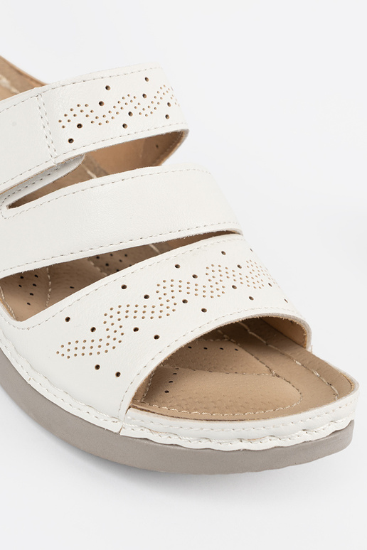 Šľapky na nízkej platforme bielej farby Šľapky na nízkej platforme bielej farby