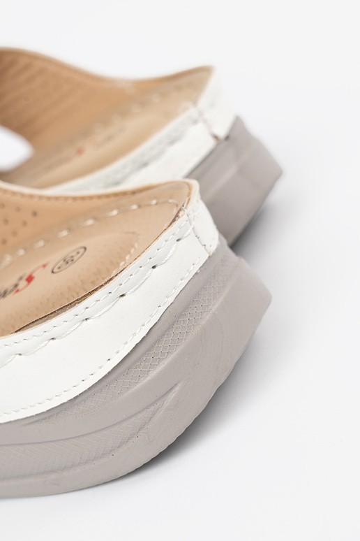 Šľapky na nízkej platforme bielej farby Šľapky na nízkej platforme bielej farby