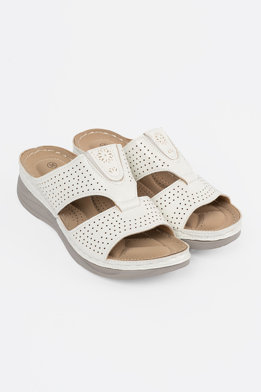 Pohodlné šľapky s výstužou bielej farby Pohodlné šľapky s výstužou bielej farby