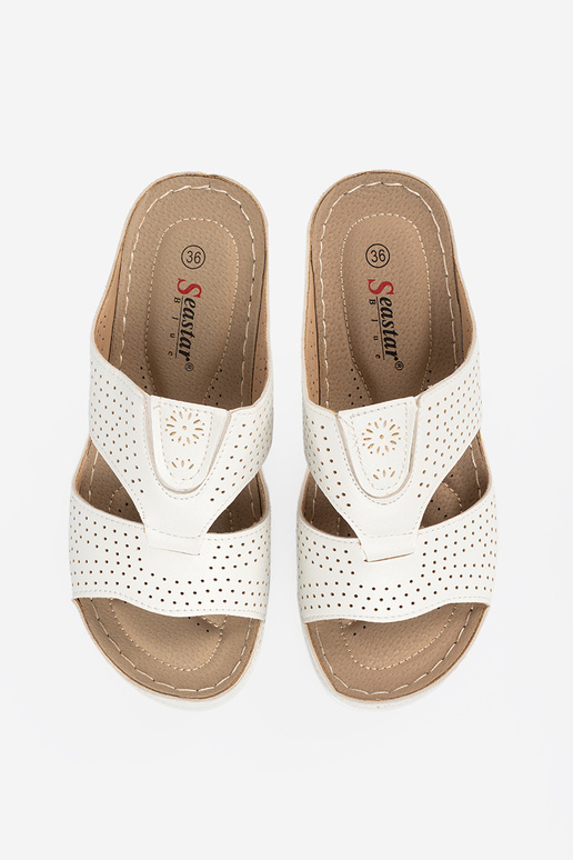 Pohodlné šľapky s výstužou bielej farby Pohodlné šľapky s výstužou bielej farby