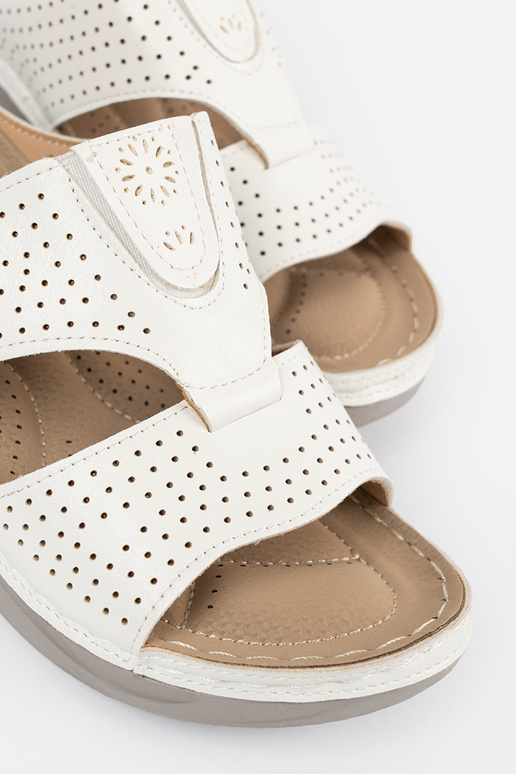 Pohodlné šľapky s výstužou bielej farby Pohodlné šľapky s výstužou bielej farby