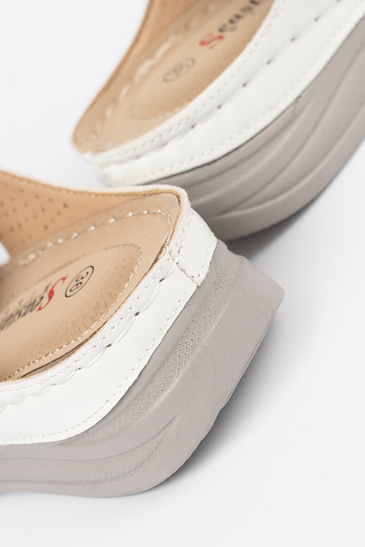 Pohodlné šľapky s výstužou bielej farby Pohodlné šľapky s výstužou bielej farby