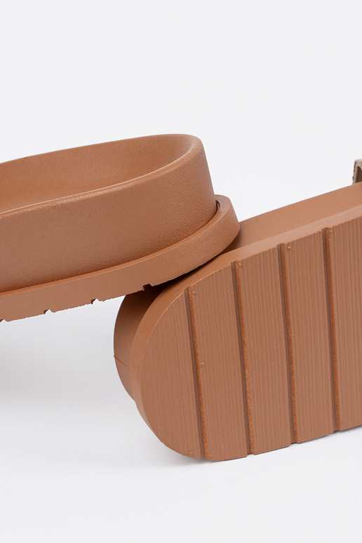 Hnedá farba papuče ze zdobieniem Hnedá farba papuče ze zdobieniem