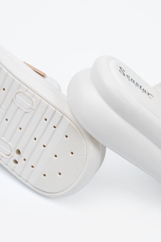 Biele šľapky so zlatými sponami a...