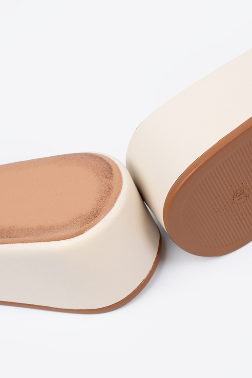 Žiarivá piesková farba dámske šľapky...