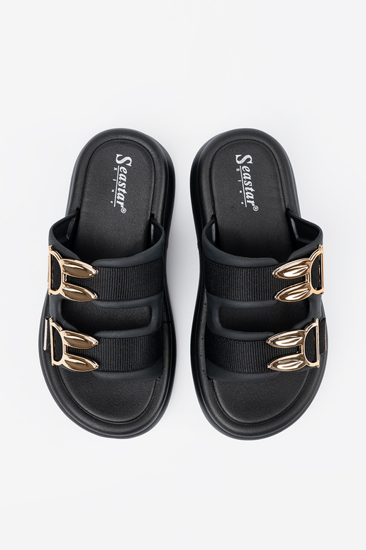 Pantofle s platformou zdobené zlatými... Pantofle s platformou zdobené zlatými...