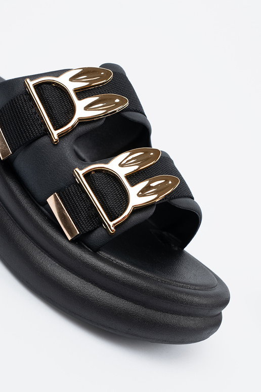 Pantofle s platformou zdobené zlatými... Pantofle s platformou zdobené zlatými...