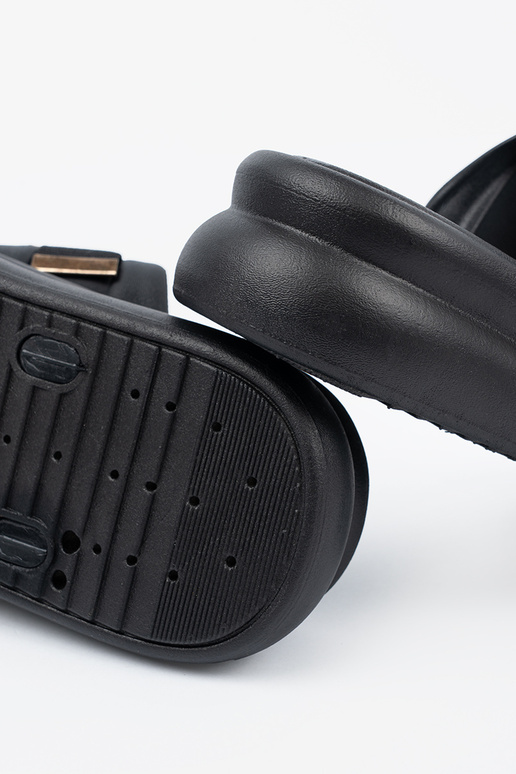 Pantofle s platformou zdobené zlatými... Pantofle s platformou zdobené zlatými...