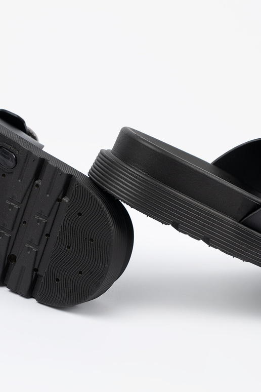 Čierne pantofle so striebornými sponami Čierne pantofle so striebornými sponami