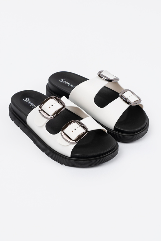 Biele šľapky so striebornými sponami