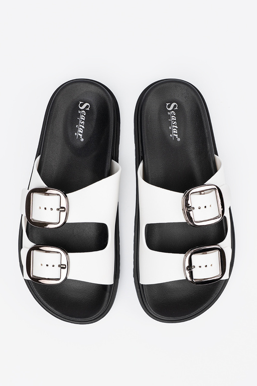 Biele šľapky so striebornými sponami