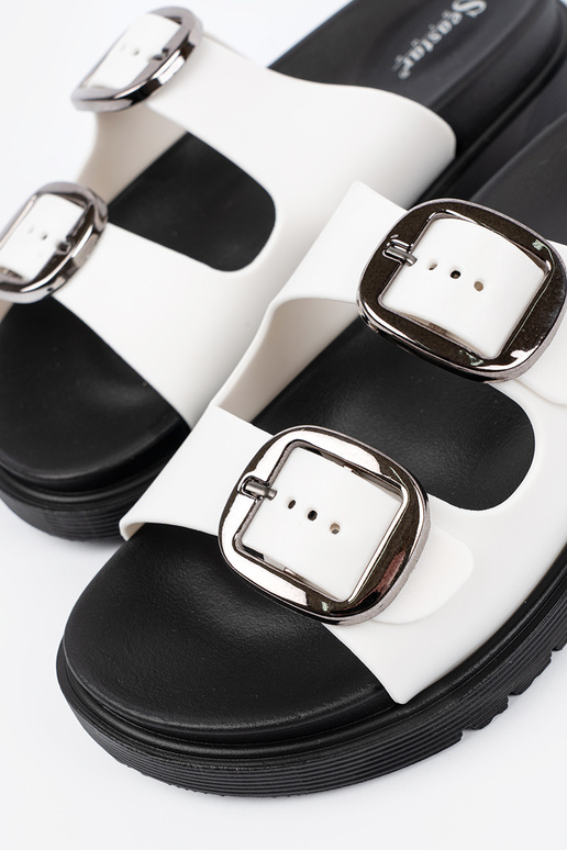 Biele šľapky so striebornými sponami