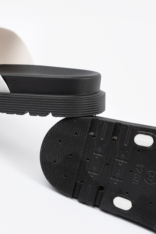 Biele šľapky so striebornými sponami