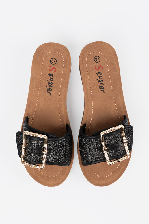 Čierne šľapky so zlatou sponou