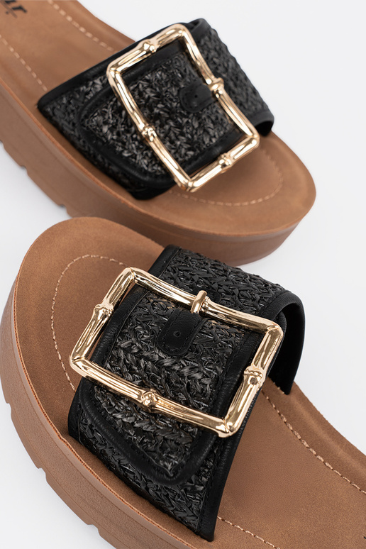 Čierne šľapky so zlatou sponou