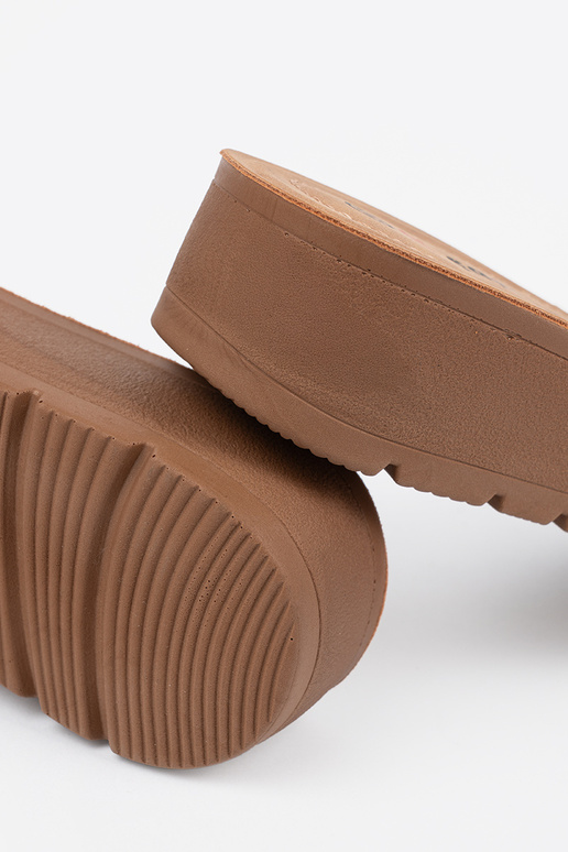 Čierne šľapky so zlatou sponou