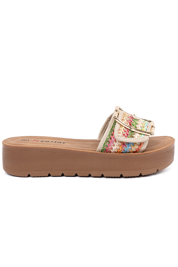 Rôznofarebné šľapky so sponami