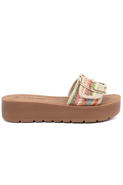 Rôznofarebné šľapky so sponami