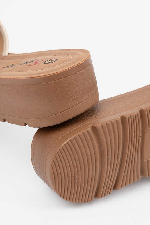 Rôznofarebné šľapky so sponami