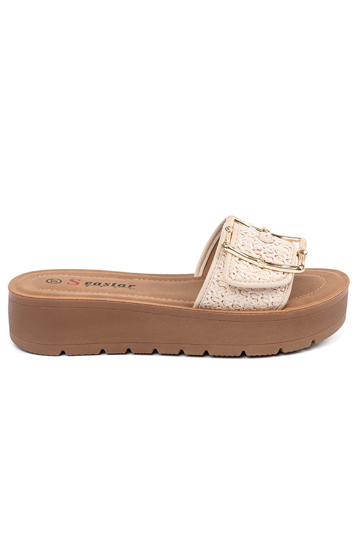 Pantofle zdobené zlatou sponou Pantofle zdobené zlatou sponou