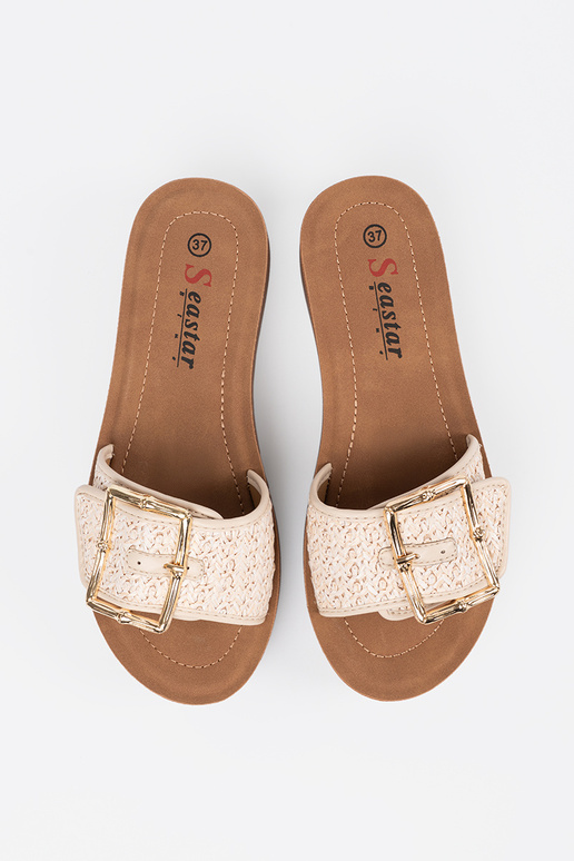 Pantofle zdobené zlatou sponou Pantofle zdobené zlatou sponou