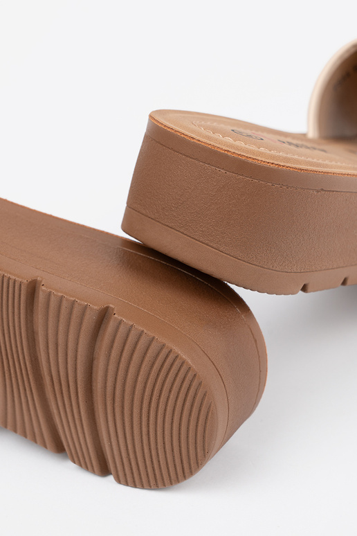 Pantofle zdobené zlatou sponou Pantofle zdobené zlatou sponou