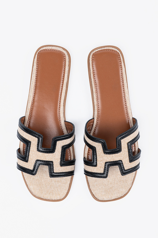 Šľapky s dekoratívnymi výrezmi