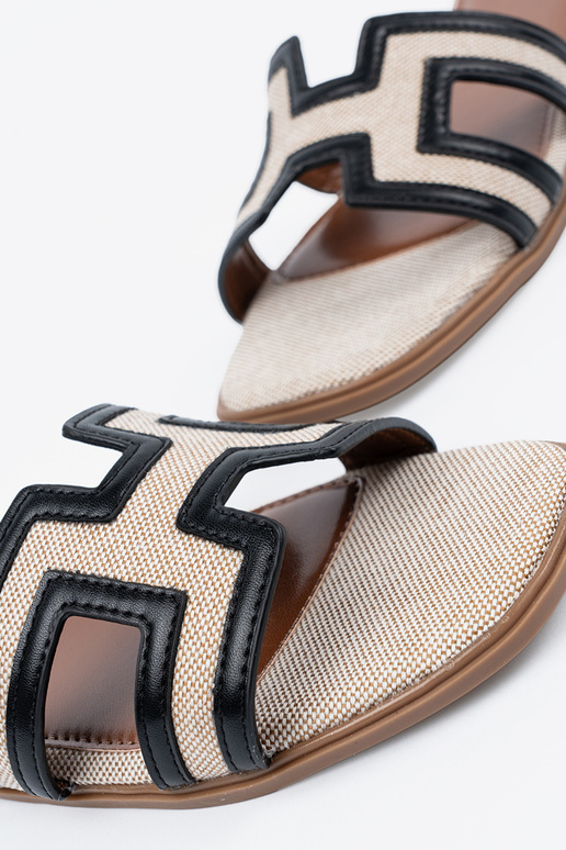 Šľapky s dekoratívnymi výrezmi