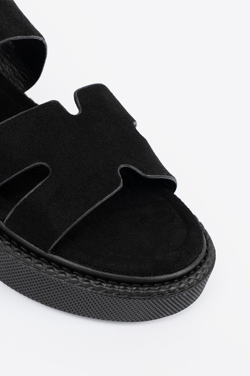 Čierne sandále s platformou a výrezmi Čierne sandále s platformou a výrezmi