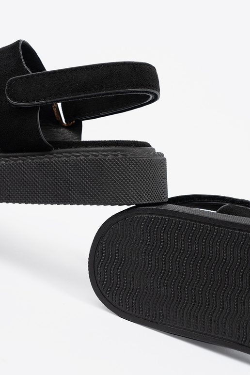 Čierne sandále s platformou a výrezmi Čierne sandále s platformou a výrezmi