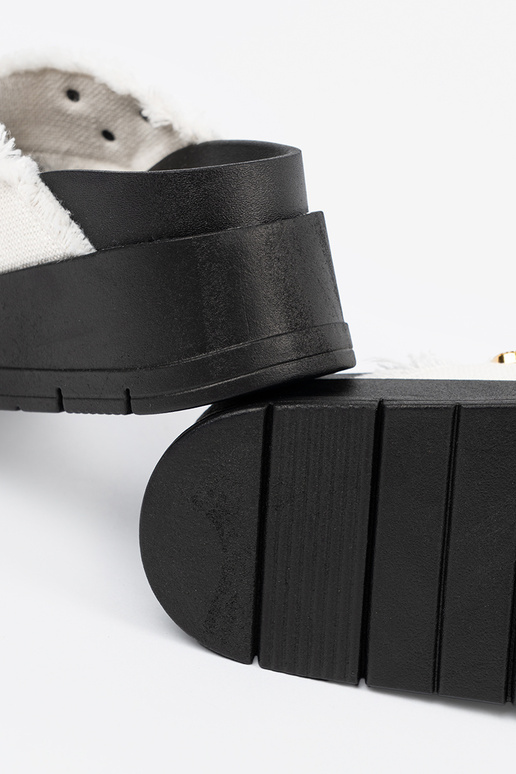 biela farba papuče s čiernou...