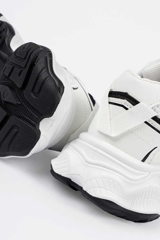 Biele športové topánky na hrubej...