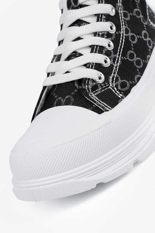 Čierne topánky so šnúrkami a platformou