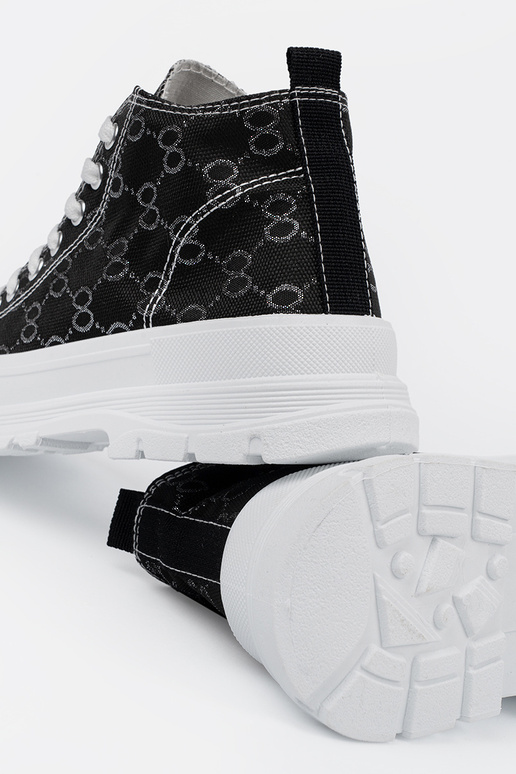 Čierne topánky so šnúrkami a platformou