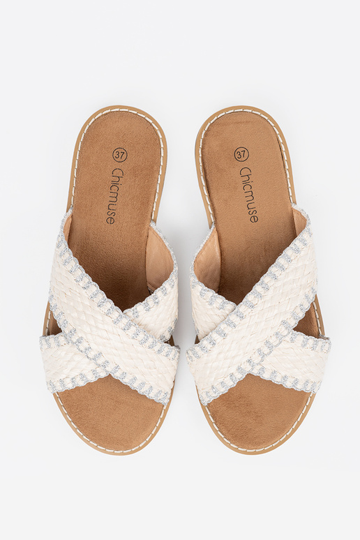 biela farba papuče opletené na rovnej...