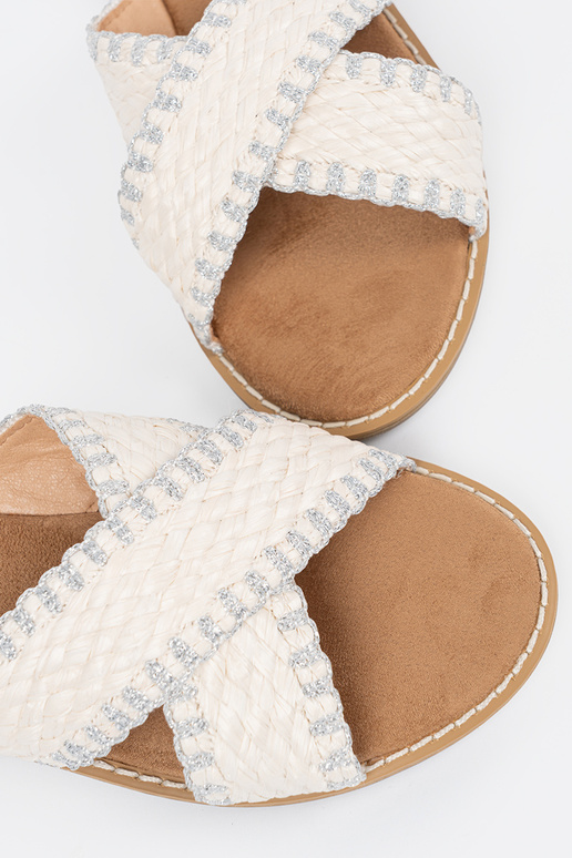 biela farba papuče opletené na rovnej...