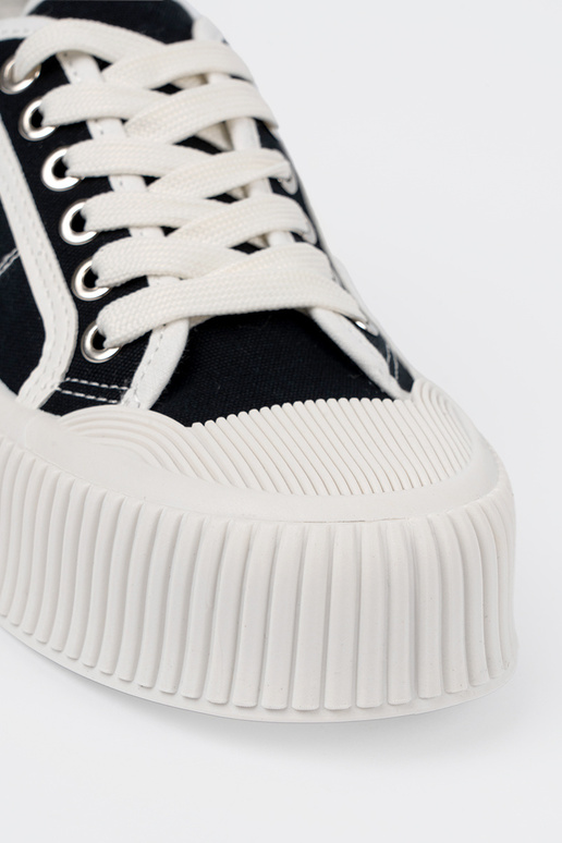 Čierne športové topánky s šnúrkami na...