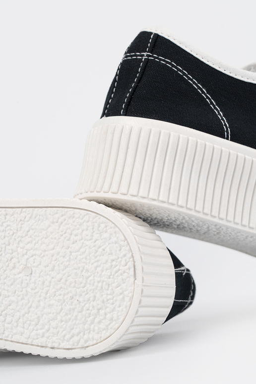 Čierne športové topánky s šnúrkami na...