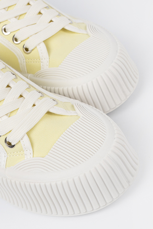 Žlté topánky so šnúrkami na hrubej... Žlté topánky so šnúrkami na hrubej...