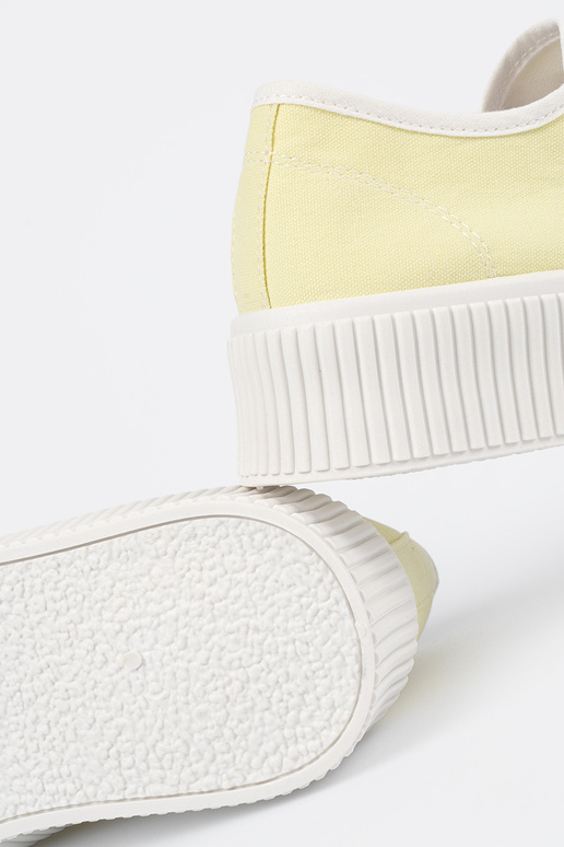 Žlté topánky so šnúrkami na hrubej... Žlté topánky so šnúrkami na hrubej...