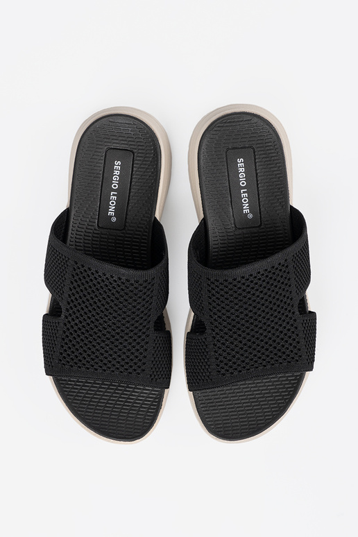 Čierne topánky s čipkovanými detailmi