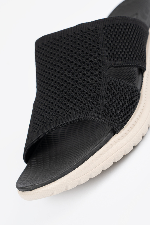 Čierne topánky s čipkovanými detailmi