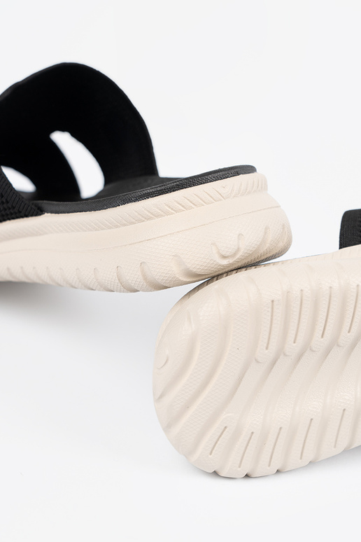 Čierne topánky s čipkovanými detailmi