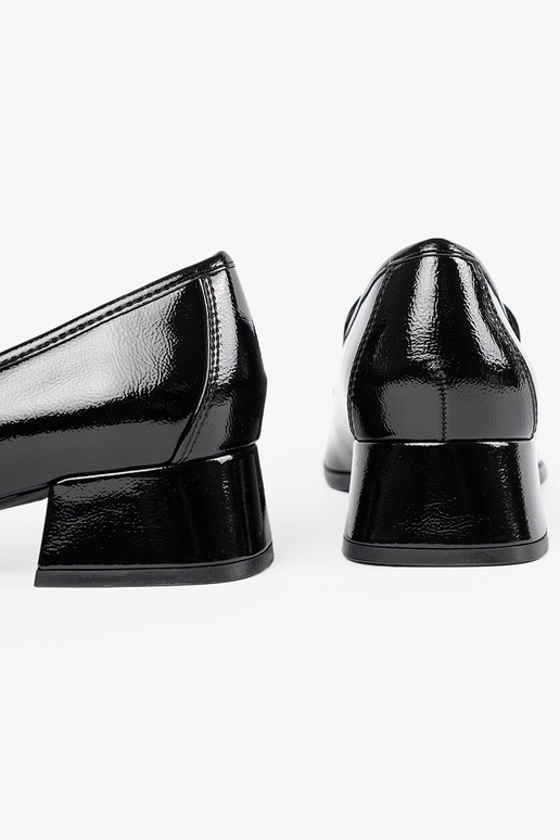 Čierne dámske topánky v štýle lorde