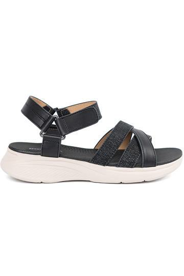 Hnedé sandále na bielej...