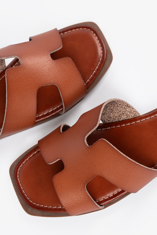 Hnedé šľapky s hranatou špičkou