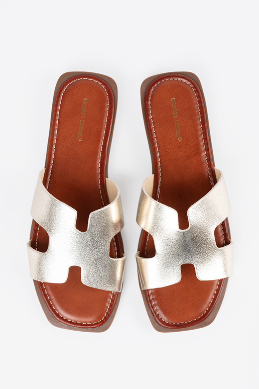 Svetlozlaté šľapky s hranatou špičkou